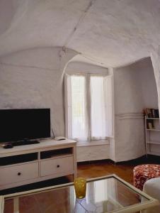 Μια τηλεόραση ή/και κέντρο ψυχαγωγίας στο Cueva Alfano