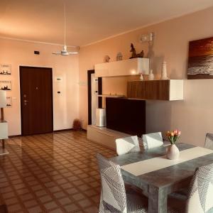 un salon avec une table et des chaises dans l'établissement La casa della felicità, à Francavilla al Mare