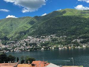 una città sulla riva di un lago con montagne di Timco 3-story apartment with lake view and air-conditioner a Torno