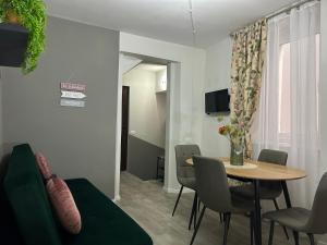 TV o dispositivi per l'intrattenimento presso Timco 3-story apartment with lake view and air-conditioner