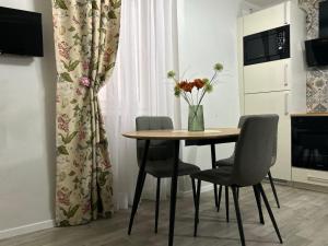 TV o dispositivi per l'intrattenimento presso Timco 3-story apartment with lake view and air-conditioner