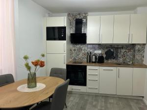 Cucina o angolo cottura di Timco 3-story apartment with lake view and air-conditioner