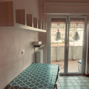 une chambre avec un lit et une porte coulissante en verre dans l'établissement La casa della felicità, à Francavilla al Mare