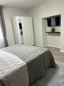 TV o dispositivi per l'intrattenimento presso Timco 3-story apartment with lake view and air-conditioner