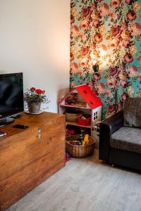 - un salon avec un canapé et une télévision sur une table dans l'établissement Small Villa Subbi!, à Tartu
