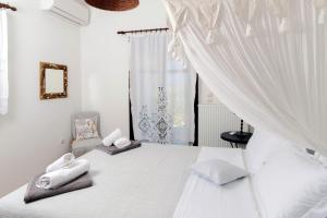 En eller flere senge i et værelse på Callisto Plus Villa 1st and ground floor + 99 billeder