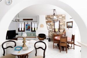 Et opholdsområde på Callisto Plus Villa 1st and ground floor