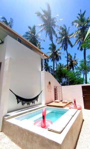 ジャンビアニにあるHayam Private Pool Villa 1min beach servicedのヤシの木が背景に浮かぶスイミングプール
