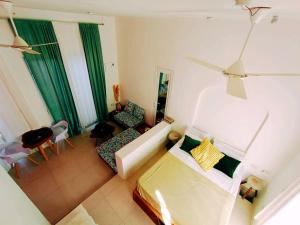 ジャンビアニにあるHayam Private Pool Villa 1min beach servicedのベッド、ソファ、椅子が備わる客室です。 +42枚の写真