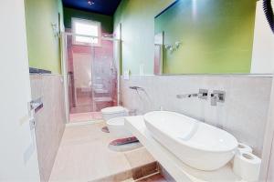 bagno con lavandino e servizi igienici di Pellicano Guest House a Reggio di Calabria