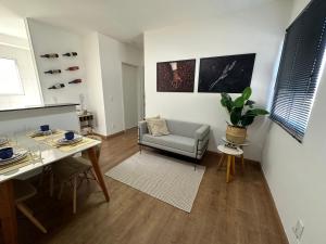 a living room with a chair and a table at Recanto das Colinas I in Espirito Santo Do Pinhal