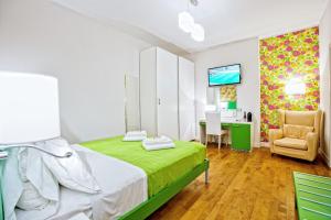1 dormitorio con 1 cama y escritorio con ordenador en Pellicano Guest House en Reggio Calabria