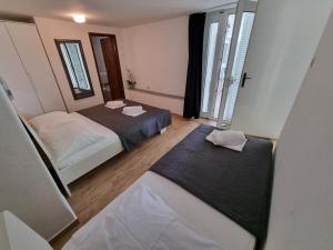 Postel nebo postele na pokoji v ubytování NIKO Apartments 70m from the beach