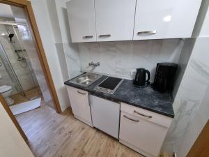 Kuchyň nebo kuchyňský kout v ubytování NIKO Apartments 70m from the beach