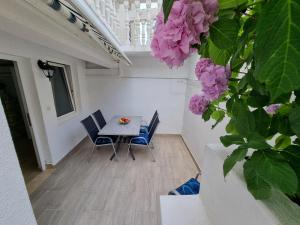 Posezení v ubytování NIKO Apartments 70m from the beach