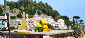 ein Tisch mit Bananen auf einem Berggipfel in der Unterkunft RACHELE HOUSE in Amalfi + 40 Fotos