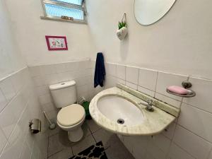 une salle de bain avec un lavabo et des toilettes dans l'établissement Hostel Casinha Tropical, à Rio de Janeiro 81 autres photos