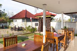 A restaurant or other place to eat at Bingin Surf Left Guesthouse by Bukit Vista