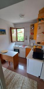 Kuchyň nebo kuchyňský kout v ubytování Apartment Lucija