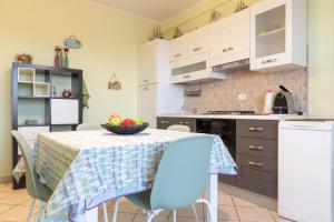 A kitchen or kitchenette at Verde lido adriano vista mare