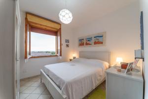 A bed or beds in a room at Verde lido adriano vista mare