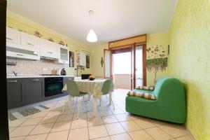 A kitchen or kitchenette at Verde lido adriano vista mare