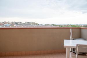 A balcony or terrace at Verde lido adriano vista mare