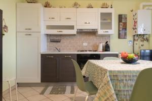 A kitchen or kitchenette at Verde lido adriano vista mare