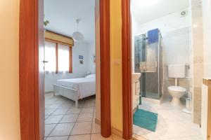 A bathroom at Verde lido adriano vista mare