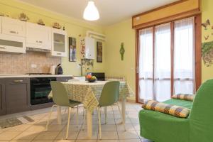 A kitchen or kitchenette at Verde lido adriano vista mare
