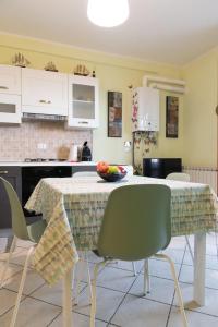 A kitchen or kitchenette at Verde lido adriano vista mare