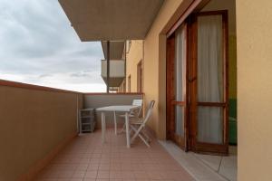 A balcony or terrace at Verde lido adriano vista mare