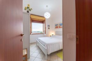 A bed or beds in a room at Verde lido adriano vista mare