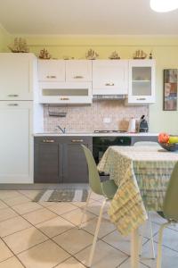 A kitchen or kitchenette at Verde lido adriano vista mare