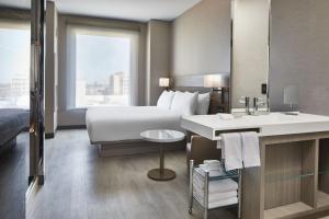 een hotelkamer met een bed en een wastafel bij AC Hotel by Marriott Sacramento in Sacramento