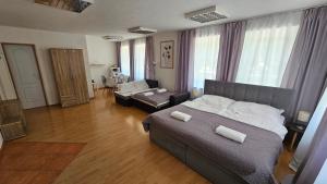 Postel nebo postele na pokoji v ubytování Apartmány v Zlatej uličke