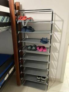 a rack with shoes and shoes in a room at Suite 6 per Tonsupa Edf Tritón in Tonsupa +29 photos
