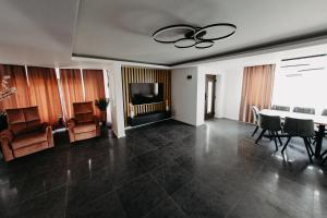 TV a/nebo společenská místnost v ubytování Cazare Băile Figa -The Home DRM