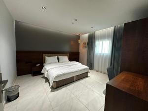 Ένα ή περισσότερα κρεβάτια σε δωμάτιο στο HOTEL SHATH Al BAHAR