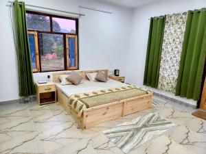 1 dormitorio con cama de madera y cortinas verdes en Apna Ghar - Bir, en Bīr