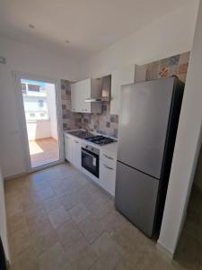 アルカモ・マリーナにあるCastellammare Rivieraの冷蔵庫とコンロ付きのキッチン +31枚の写真