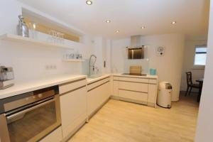 a white kitchen with a sink and a stove at Wohnung in stilvoller Villa in Schwerte