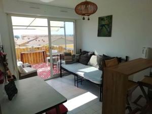 Ruang duduk di Appart 5p terrasse sud vue mer, accès direct plage