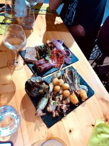 Makanan di atau berdekatan apartmen