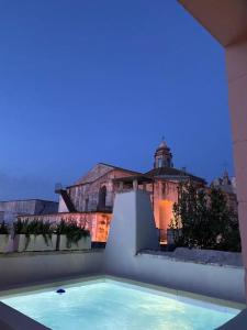 una gran piscina frente a un edificio en Torretta Martina, en Martina Franca