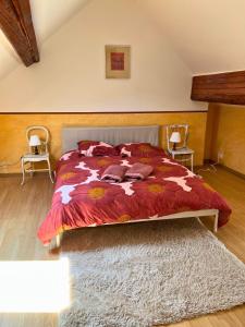 een slaapkamer met een bed met een rood dekbed bij Charmant gîte au cœur des vignes - Rive de Champagne in Vandières-sous-Chatillon +40 foto's