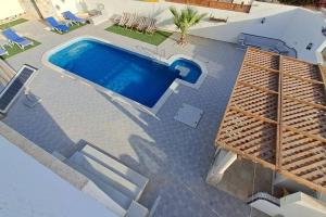una vista sul tetto di una piscina in una casa di Résidence Lina Vue de mer avec piscine a Taguermess