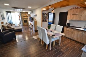 Kuchyň nebo kuchyňský kout v ubytování Apartmán Zemplínská šírava