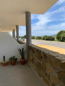 un edificio con una pared de piedra y macetas en Sunset Tarifa, 2 plantas, 6 personas, en Tarifa 35 fotos más