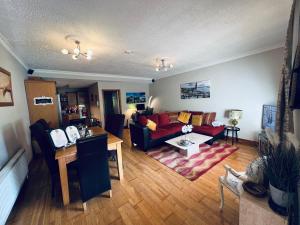 科克Fernway Residence entire property的带沙发和桌子的客厅
